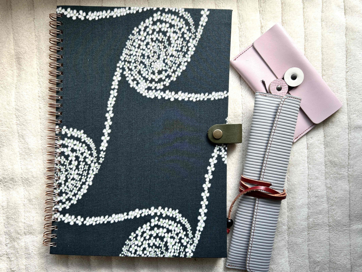 オーダーノート（私物）とモノマチイベントで作ったペンケース&名刺入れ（皮製品の店で）